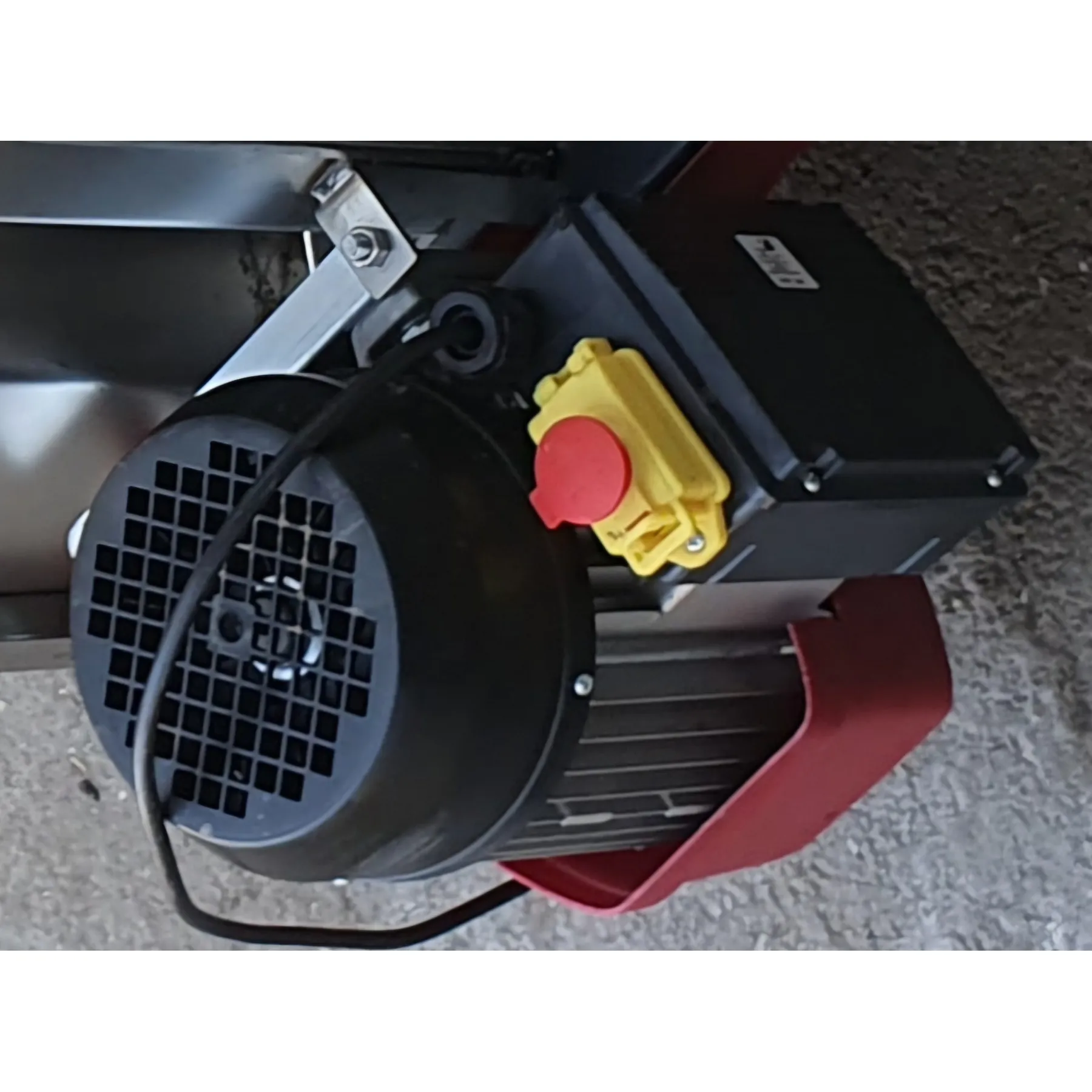 Motor electric pentru zdrobitor cu desciorchinător